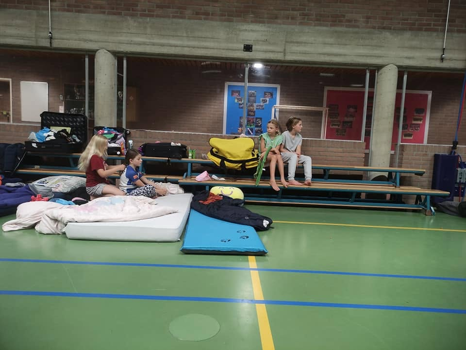 Slapen in de gymzaal tijdens het jeugdkamp